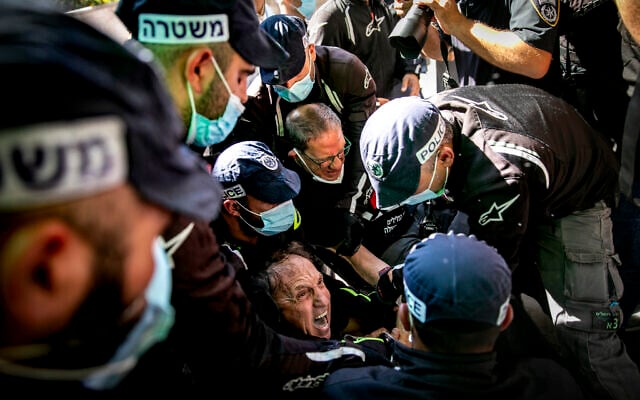 Police remove former Shin Bet head Carmi Gillon from the protest tent against Prime Minister Benjamin Netanyahu outside the PM's Residence in Jerusalem, on August 20, 2020. (Olivier Fitoussi/Flash90) Police remove former Shin Bet head Carmi Gillon from the protest tent against Prime Minister Benjamin Netanyahu outside the PM's Residence in Jerusalem, on August 20, 2020. (Olivier Fitoussi/Flash90)
