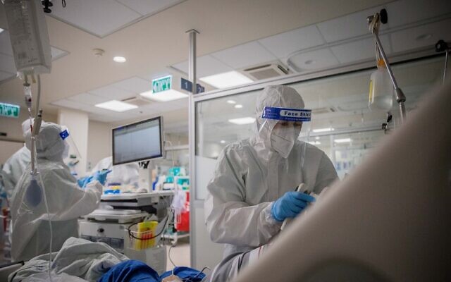 A medical team works at the coronavirus ward of Shamir Medical Center, in Be'er Ya'akov, August 20, 2020 (Yonatan Sindel/ Flash90) A medical team works at the coronavirus ward of Shamir Medical Center, in Be'er Ya'akov, August 20, 2020 (Yonatan Sindel/ Flash90)