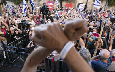 Israelis protest against Prime Minister Benjamin Netanyahu outside his official residence in Jerusalem on August 21, 2020. (Olivier Fitoussi/Flash90) Israelis protest against Prime Minister Benjamin Netanyahu outside his official residence in Jerusalem on August 21, 2020. (Olivier Fitoussi/Flash90)