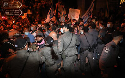 Police officers arrest demonstrators during a protest against Israeli prime minister Benjamin Netanyahu outside the prime minister's residence in Jerusalem on August 22, 2020. (Olivier Fitoussi/Flash90)