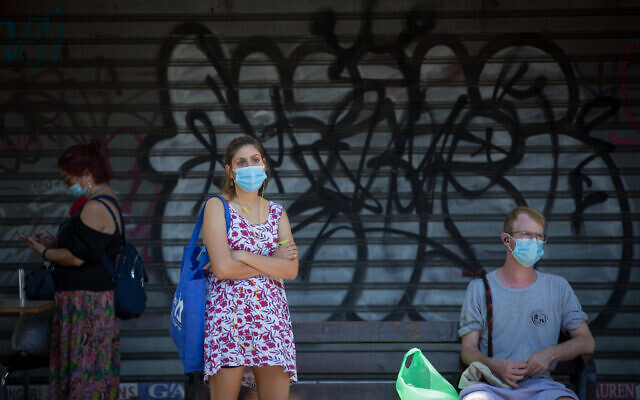 Israelis wear protective face masks in Tel Aviv on August 25, 2020. (Miriam Alster/Flash90) Israelis wear protective face masks in Tel Aviv on August 25, 2020. (Miriam Alster/Flash90)