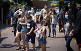 Israelis wear protective face masks in Tel Aviv on August 25, 2020. (Miriam Alster/Flash90)