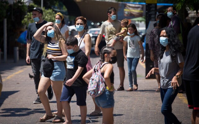 Israelis wear protective face masks in Tel Aviv on August 25, 2020. (Miriam Alster/Flash90)
