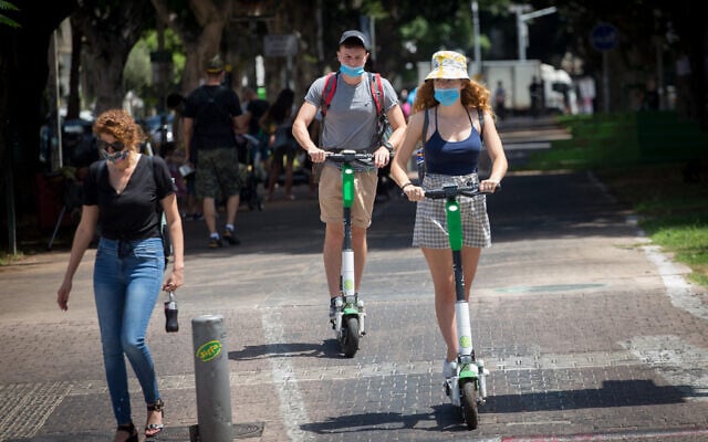 Israelis wear protective face masks in Tel Aviv, on August 26, 2020. (Miriam Alster/Flash90) Israelis wear protective face masks in Tel Aviv, on August 26, 2020. (Miriam Alster/Flash90)