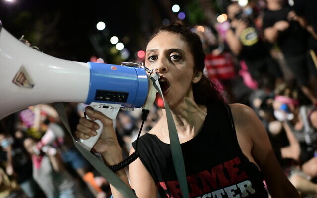 People protest against Prime Minister Benjamin Netanyahu in Tel Aviv on August 27, 2020. (Tomer Neuberg/Flash90) People protest against Prime Minister Benjamin Netanyahu in Tel Aviv on August 27, 2020. (Tomer Neuberg/Flash90)