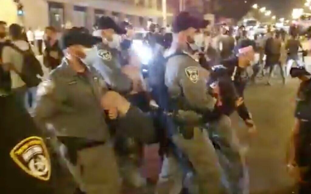 Police clear a protester during a demonstration against Prime Minister Benjamin Netanyahu outside his official residence in Jerusalem on August 29, 2020. (Screen capture: Twitter) Police clear a protester during a demonstration against Prime Minister Benjamin Netanyahu outside his official residence in Jerusalem on August 29, 2020. (Screen capture: Twitter)