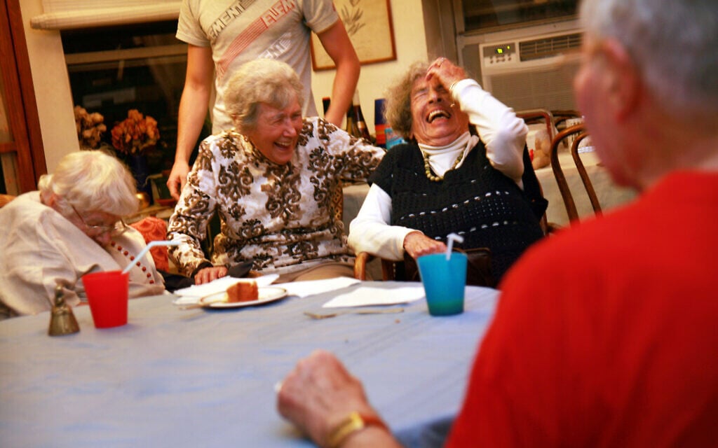 A moment of laughter at the Stammtisch. Members often like to tell anecdotes from their daily lives.
(Courtesy Shani Bar On/ from 'Almost a Ritual' by Emil Rennert)