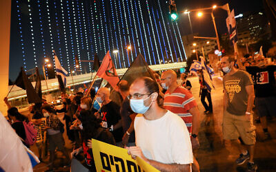 Israelis protest against Prime Minister Benjamin Netanyahu near the Chords bridge, at the entrance to Jerusalem, August 22, 2020. (Olivier Fitoussi/Flash90)