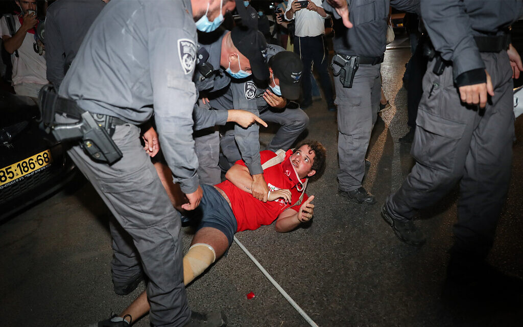Police remove protesters from a rally against Prime Minister Benjamin Netanyahu in Jerusalem, August 15, 2020. (Yonatan Sindel/Flash90) Police remove protesters from a rally against Prime Minister Benjamin Netanyahu in Jerusalem, August 15, 2020. (Yonatan Sindel/Flash90)
