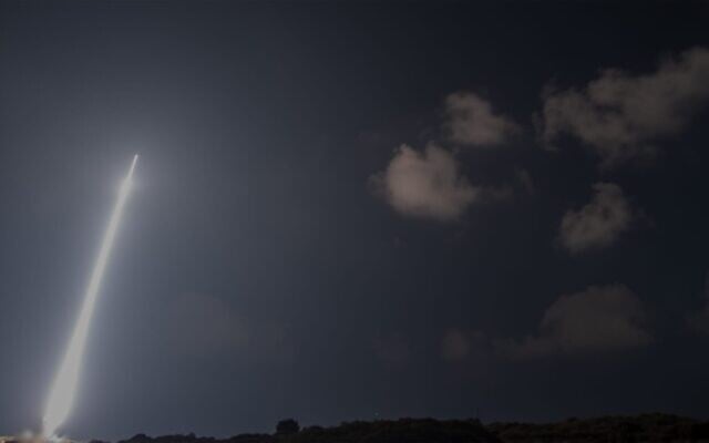 An Arrow 2 interceptor missile is fired at an incoming target in a live-fire test on August 12, 2020. (Defense Ministry) An Arrow 2 interceptor missile is fired at an incoming target in a live-fire test on August 12, 2020. (Defense Ministry)