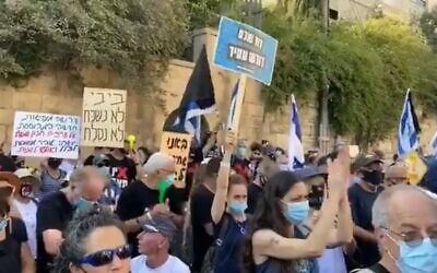 People protest against Prime Minister Benjamin Netanyahu outside his official Jerusalem residence on August 28, 2020 (video screenshot) People protest against Prime Minister Benjamin Netanyahu outside his official Jerusalem residence on August 28, 2020 (video screenshot)