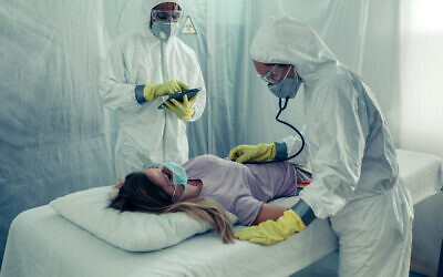 Doctors treat an infected patient. (iStock)