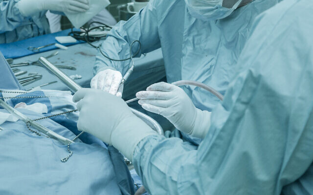 Illustrative image of doctors performing brain surgery (iStock)
