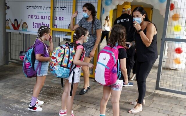 Schoolteachers speak with students on the first day of school, during the coronavirus pandemic, in Tel Aviv on September 1, 2020. (JACK GUEZ / AFP) Schoolteachers speak with students on the first day of school, during the coronavirus pandemic, in Tel Aviv on September 1, 2020. (JACK GUEZ / AFP)