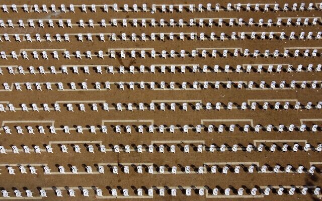 An aerial view shows chairs installed at Tel Aviv's Rabin Square to symbolize the 1,000 coronavirus deaths in Israel, on September 7, 2020 (JACK GUEZ / AFP)