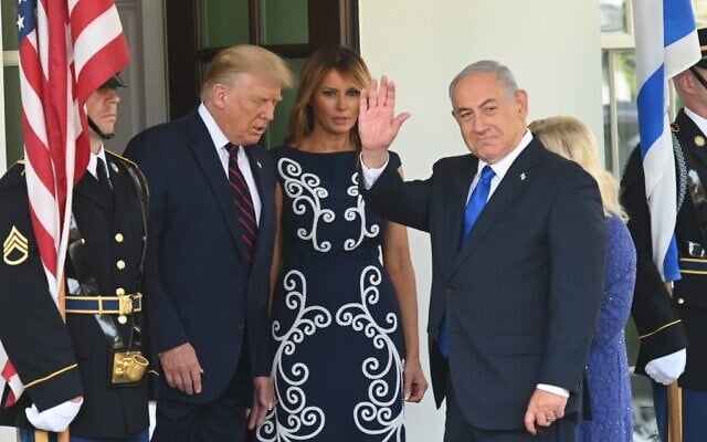 US President Donald Trump, left, and First Lady Melania Trump welcome the arrival of Prime Minister of Israel Benjamin Netanyahu and his wife Sara on the North Lawn of the White House in Washington, DC on September 15, 2020. (SAUL LOEB / AFP)