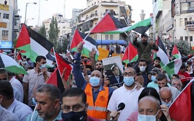 Palestinians protest in Ramallah in the occupied West Bank against Israeli normalisation deals with the United Arab Emirates and Bahrain on September 15, 2020, hours ahead of a signing ceremony at the White House. - The decision by the UAE and Bahrain to normalise ties with Israel breaks with decades of consensus within the Arab world that a peace deal with the Palestinians is a prerequisite for establishing relations with the Jewish state. (Photo by JAAFAR ASHTIYEH / AFP)