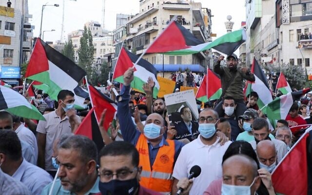 Palestinians protest in Ramallah in the occupied West Bank against Israeli normalisation deals with the United Arab Emirates and Bahrain on September 15, 2020, hours ahead of a signing ceremony at the White House. - The decision by the UAE and Bahrain to normalise ties with Israel breaks with decades of consensus within the Arab world that a peace deal with the Palestinians is a prerequisite for establishing relations with the Jewish state. (Photo by JAAFAR ASHTIYEH / AFP) Palestinians protest in Ramallah in the occupied West Bank against Israeli normalisation deals with the United Arab Emirates and Bahrain on September 15, 2020, hours ahead of a signing ceremony at the White House. - The decision by the UAE and Bahrain to normalise ties with Israel breaks with decades of consensus within the Arab world that a peace deal with the Palestinians is a prerequisite for establishing relations with the Jewish state. (Photo by JAAFAR ASHTIYEH / AFP)
