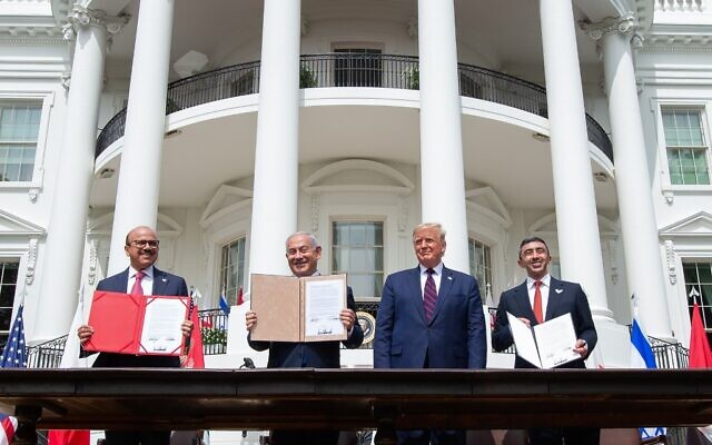 (L-R)Bahrain Foreign Minister Abdullatif al-Zayani, Israeli Prime Minister Benjamin Netanyahu, US President Donald Trump, and UAE Foreign Minister Abdullah bin Zayed Al-Nahyan hold up documents after participating in the signing of the Abraham Accords where the countries of Bahrain and the United Arab Emirates recognize Israel, at the White House in Washington, DC, September 15, 2020. (SAUL LOEB / AFP)
