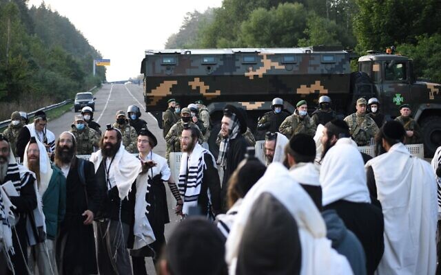 Jewish pilgrims stuck between the Belarusian and Ukrainian border crossings, September 16, 2020. (TUT.BY/AFP) Jewish pilgrims stuck between the Belarusian and Ukrainian border crossings, September 16, 2020. (TUT.BY/AFP)