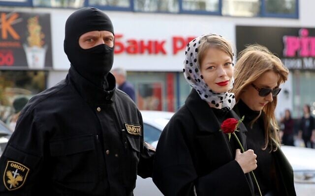 Law enforcement officers detain women during a rally to protest against the Belarus presidential election results in Minsk on September 19, 2020. Belarus President Alexander Lukashenko, who has ruled the ex-Soviet state for 26 years, claimed to have defeated opposition leader Svetlana Tikhanovskaya with 80 percent of the vote in the August 9, elections. (TUT.BY / AFP)