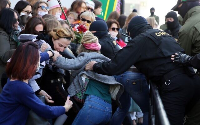 Law enforcement officers scuffle with women demonstrators during a rally to protest against the Belarus presidential election results in Minsk on September 19, 2020. (TUT.BY / AFP) Law enforcement officers scuffle with women demonstrators during a rally to protest against the Belarus presidential election results in Minsk on September 19, 2020. (TUT.BY / AFP)