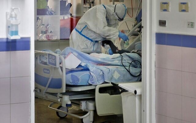 Illustrative image: Medical staff in the COVID-19 isolation ward at Barzilai Medical Center in the southern city of Ashkelon (Gil Cohen-Magen/AFP) Illustrative image: Medical staff in the COVID-19 isolation ward at Barzilai Medical Center in the southern city of Ashkelon (Gil Cohen-Magen/AFP)