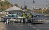 Israeli policemen stop vehicles at a checkpoint in East Jerusalem while enforcing a nationwide lockdown to curb the spread of the novel coronavirus, on September 25, 2020 (AHMAD GHARABLI / AFP)
