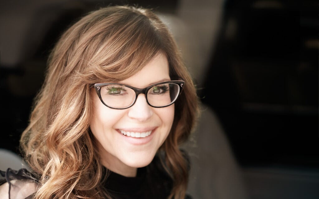 Singer, songwriter, actor and author Lisa Loeb in 2019. (Juan Patino Photography)