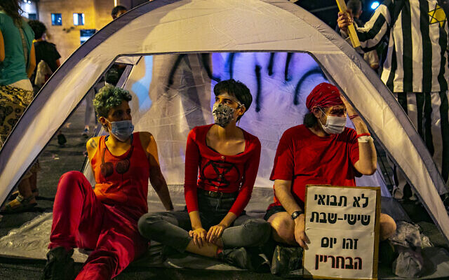 Israelis protest against Prime Minister Benjamin Netanyahu outside his official residence in Jerusalem, September 20, 2020. (Olivier Fitoussi/Flash90) Israelis protest against Prime Minister Benjamin Netanyahu outside his official residence in Jerusalem, September 20, 2020. (Olivier Fitoussi/Flash90)