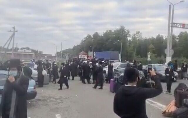 Screen capture from video of Bratslav Hasidim at the border between Belarus and Ukraine, September 2020. (Haderim10) Screen capture from video of Bratslav Hasidim at the border between Belarus and Ukraine, September 2020. (Haderim10)