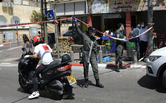 Illustrative -- Police at a checkpoint located on the edge of the predominantly ultra-Orthodox city of Bnei Brak on April 3, 2020 (Gili Yaari /Flash90) Illustrative -- Police at a checkpoint located on the edge of the predominantly ultra-Orthodox city of Bnei Brak on April 3, 2020 (Gili Yaari /Flash90)