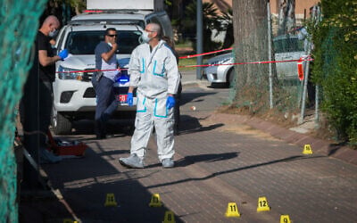 Illustrative: Police investigating a shooting in Rosh Haayin, on April 30, 2020. (Flash90)