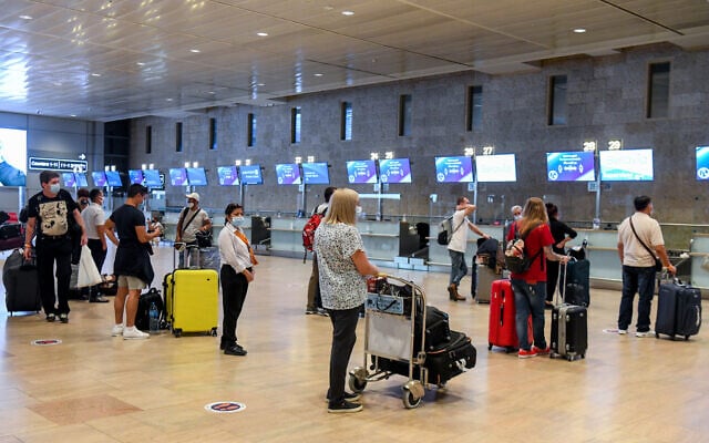 Passengers waiting to board a flight at Ben Gurion Airport near Tel Aviv on August 13, 2020. (Flash90) Passengers waiting to board a flight at Ben Gurion Airport near Tel Aviv on August 13, 2020. (Flash90)