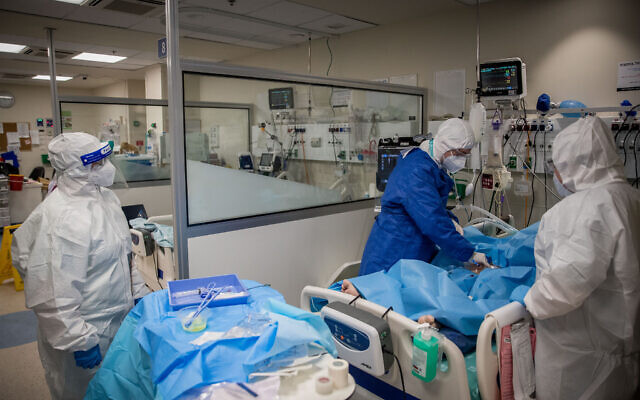 Medical staff wearing protective clothes as they work at the coronavirus ward of Shamir Medical Center (Assaf Harofeh), in Be'er Ya'akov, southeast of Tel Aviv, August 20, 2020.(Yonatan Sindel/Flash90)