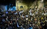 Protesters against Prime Minister Benjamin Netanyahu, outside his official residence in Jerusalem, on August 29, 2020. (Yonatan Sindel/Flash90)