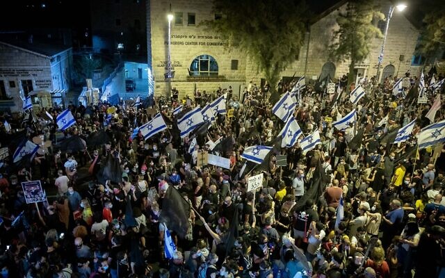 Protesters against Prime Minister Benjamin Netanyahu, outside his official residence in Jerusalem, on August 29, 2020. (Yonatan Sindel/Flash90) Protesters against Prime Minister Benjamin Netanyahu, outside his official residence in Jerusalem, on August 29, 2020. (Yonatan Sindel/Flash90)