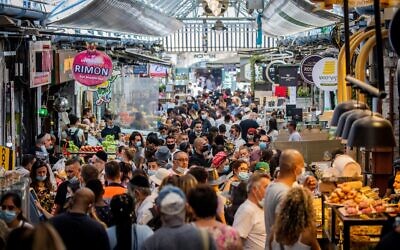 People wearing face masks as they shop at the Mahane Yehuda market in Jerusalem on September 4, 2020. (Yonatan Sindel/Flash90)