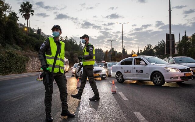 Illustrative: Israeli police seen at the entrance to the neighborhood of Ramot in Jerusalem, September 9, 2020. (Yonatan Sindel/Flash90) Illustrative: Israeli police seen at the entrance to the neighborhood of Ramot in Jerusalem, September 9, 2020. (Yonatan Sindel/Flash90)