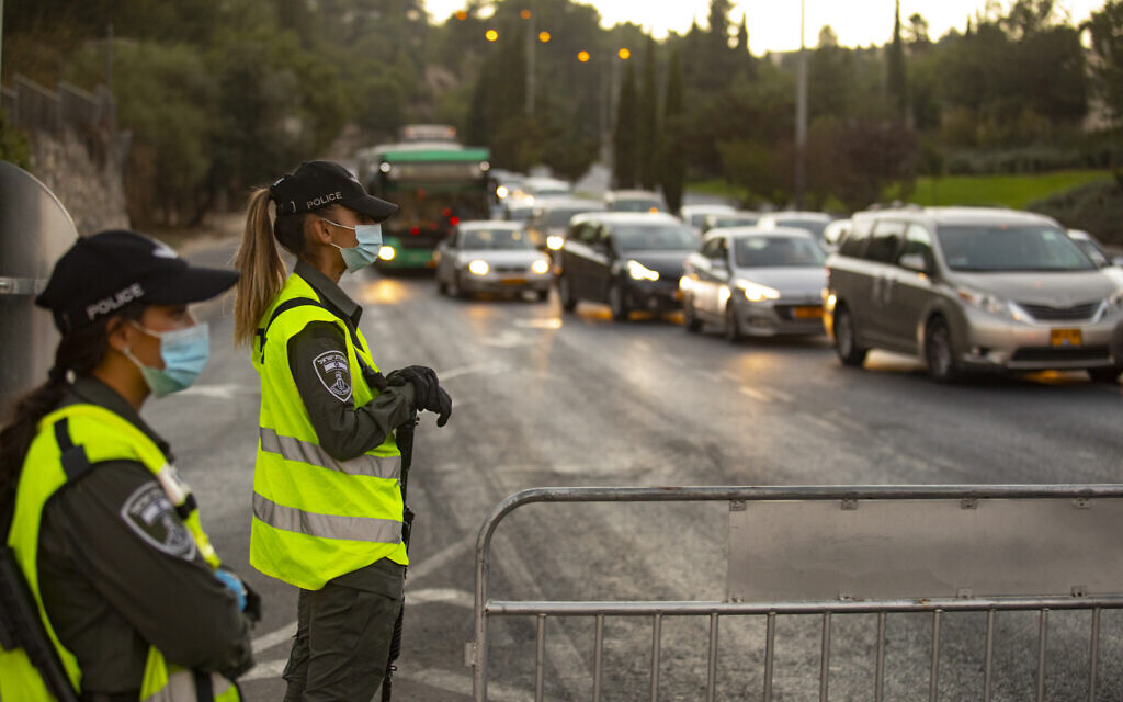 Israeli police seen at the entrance to the neighborhood of Ramot in Jerusalem as Israel enforces a night curfew. September 13, 2020.(Yonatan Sindel/Flash90)
