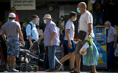 Israelis shop for groceries at the Mahane Yehuda market in Jerusalem on September 14, 2020.(Olivier Fitoussi/Flash90)