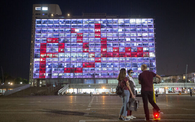 The Tel Aviv municipality building is lit up with the word "Peace", in Hebrew, Arabic and English. September 15, 2020. (Miriam Alster/Flash90)