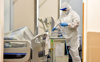 A medical worker in the coronavirus ward of Soroka Medical Center in Beersheba on September 15, 2020. (Yossi Zeliger/Flash90)