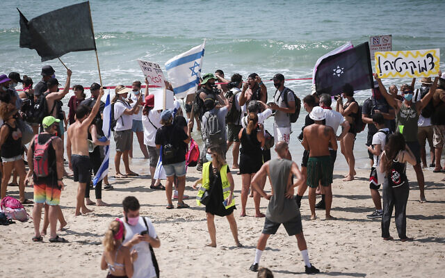 Israelis protest against the nationwide lockdown and Prime Minister Benjamin Netanyahu on the beach in Tel Aviv, September 19, 2020 (Miriam Alster/Flash90)
