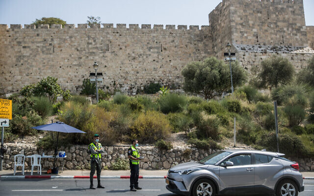 Police at a temporary checkpoint outside Jerusalem's Old City, on September 19, 2020, during a nationwide lockdown (Yonatan Sindel/Flash90)