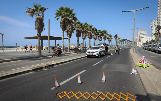 Police roadblock in Tel Aviv, on September 20, 2020. (Menachem Lederman/Flash90) Police roadblock in Tel Aviv, on September 20, 2020. (Menachem Lederman/Flash90)