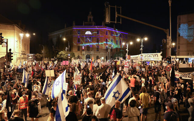 Israelis protest against Prime Minister Benjamin Netanyahu, outside the PM's official residence in Jerusalem on September 20, 2020. (Olivier Fitoussi/Flash90) Israelis protest against Prime Minister Benjamin Netanyahu, outside the PM's official residence in Jerusalem on September 20, 2020. (Olivier Fitoussi/Flash90)
