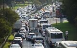 Traffic jams in Tel Aviv as police put up temporary checkpoints during a nationwide lockdown due to the coronavirus, September 21, 2020. (Avshalom Sassoni/Flash90)