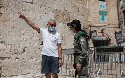 Police at a temporary "checkpoint" in Jerusalem, on September 21, 2020. (Nati Shohat/Flash90)