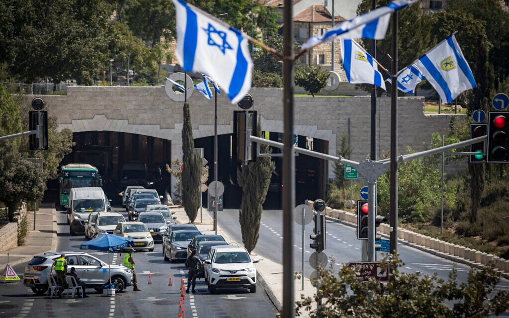Israeli Police and soldiers at a temporary "checkpoint" in Jerusalem, on September 24, 2020, during a nationwide lockdown to prevent the spread of COVID-19. (Olivier Fitoussi/Flash90)